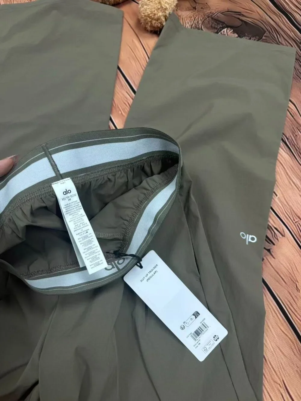 💕NWT ALO Yoga Suit Up Trouser Regular Limited Olive🍵Everyday Pants